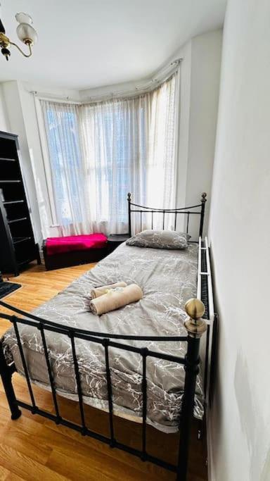 3 Bed House East London Home Εξωτερικό φωτογραφία