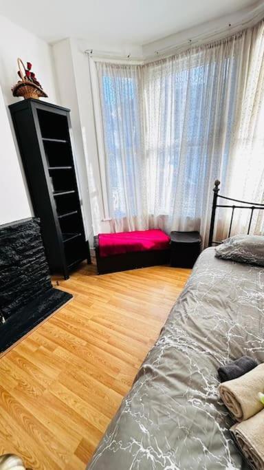 3 Bed House East London Home Εξωτερικό φωτογραφία