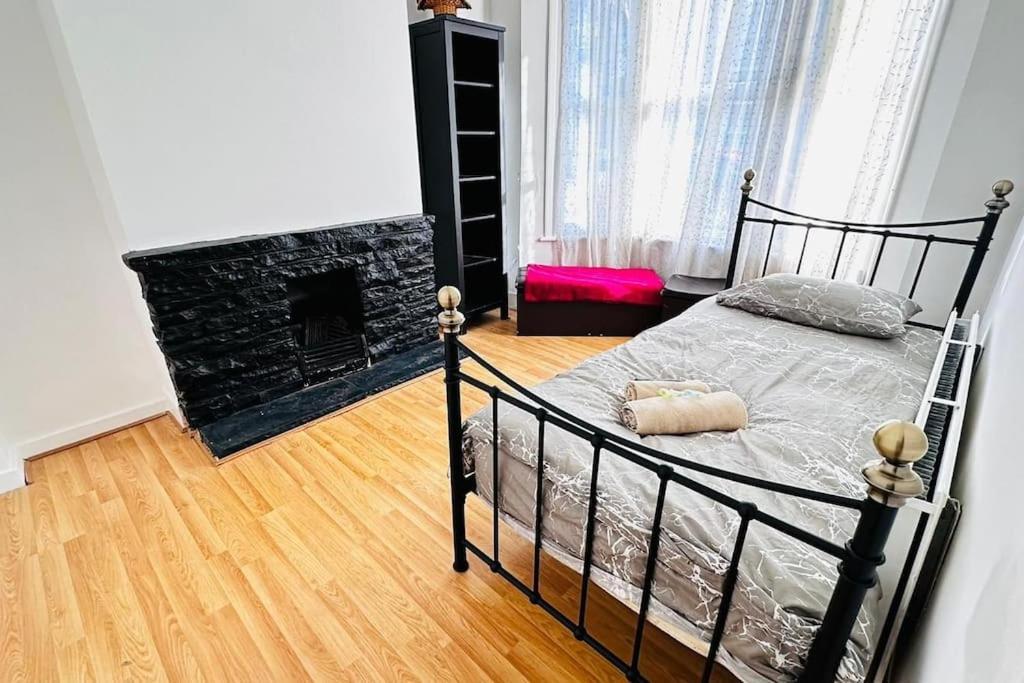 3 Bed House East London Home Εξωτερικό φωτογραφία